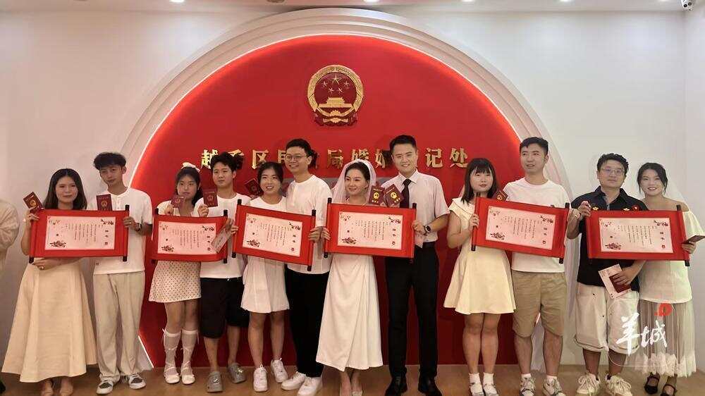 集体颁证仪式现场