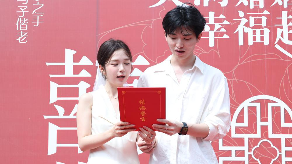 在海珠区民政局婚姻登记处,新人共同宣读结婚誓言 在海珠区民政局婚姻登记处,新人共同宣读结婚誓言